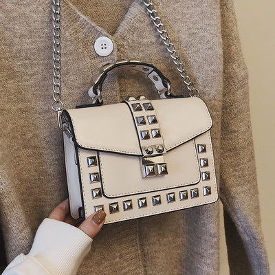 Bolso de Hombro con Cadena y Tachuelas - Image 4