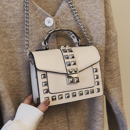 Bolso de Hombro con Cadena y Tachuelas - Image 4
