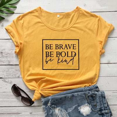 Camiseta Urbana Be Brave Bold con Diseño de Bordes Europeos - Image 4