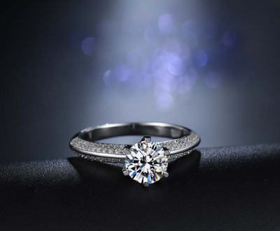 Anillo de Lujo con Seis Garras y Diamantes Pavé - Image 3