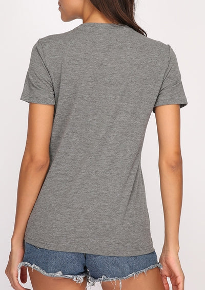 Playera gris con estampado de piña y amor de manga corta - Image 3