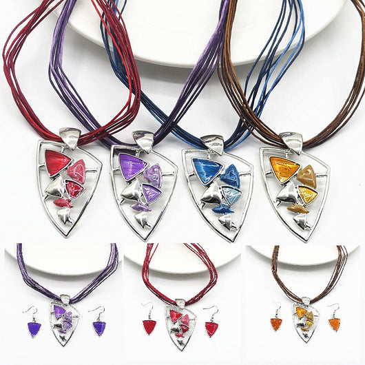 Conjunto de Collar y Aretes Triangulares con Efecto Goteo