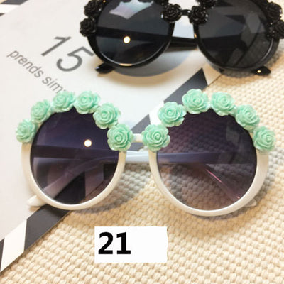 White round sunglasses with daisy flower embellishments on the frames and dark gradient lenses. - Image 44