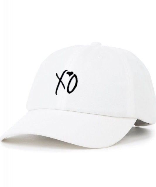 Gorra de béisbol con corazón bordado