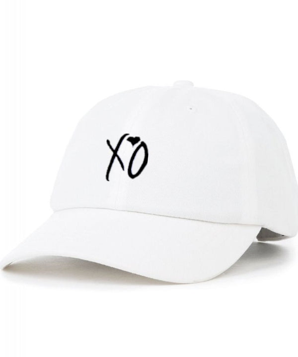 Gorra de béisbol con corazón bordado