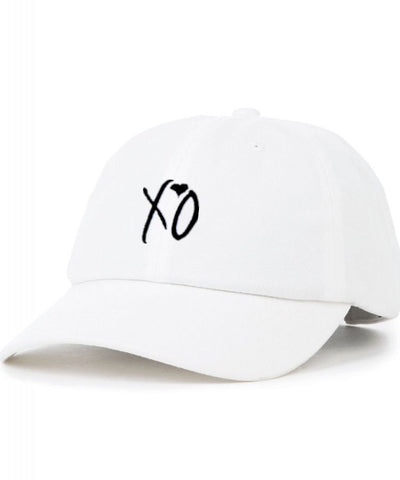 Gorra de béisbol con corazón bordado