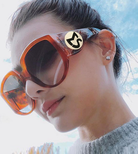 Oversize round sunglasses for women with olive frames, dark gradient lenses, and a gold emblem on the temples. - Image 2