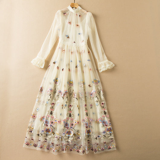 Vestido Largo Elegante con Cuello Alto, Bordado en Malla y Dobladillo Ancho