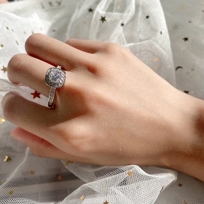 Anillo de Diamante Simulado Moissanita con Diseño Cuadrado