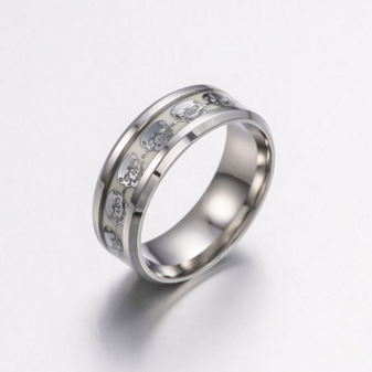Anillo de Calavera Luminosa en Titanio - Joya Punk Clásica y Audaz - Image 6