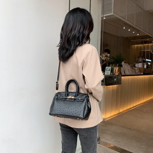 Bolso de Mano con Patrón de Avestruz - Image 3