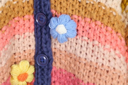 Suéter Tejido a Mano con Rayas Arcoíris y Flores - Diseño Europeo Grueso - Image 15