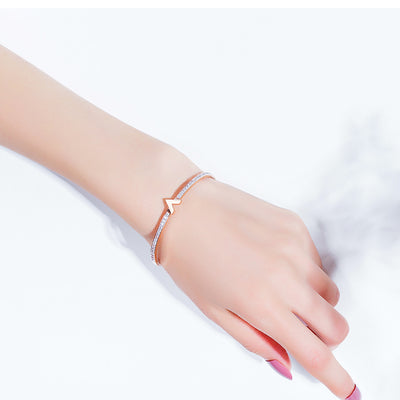 Pulsera de Titanio con Letra V, Diamantes y Baño de Oro Rosa - Image 10