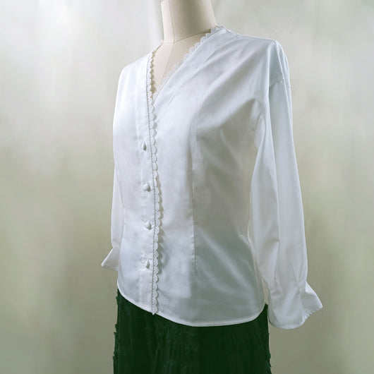 Blusa Blanca de Encaje con Cuello V, Fibra de Rosa y Aroma Floral - Diseño Premium - Image 2