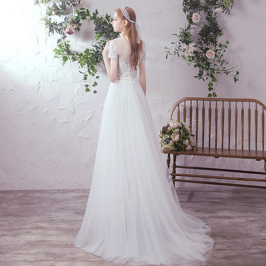 Vestido de Novia Minimalista con Falda de Tul y Cola Delicada - Image 14