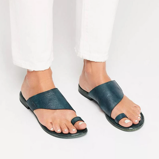 Pantufla con Recortes Laterales