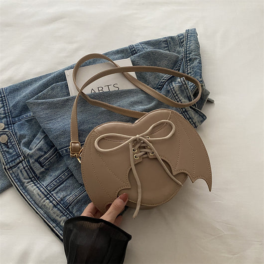 Bolso Bandolera con Diseño de Alas de Murciélago y Corazón - Image 7