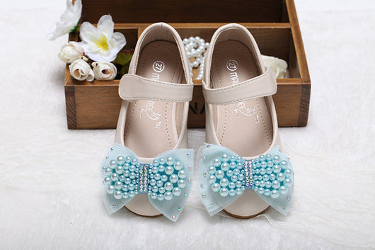 Beige girls' princess shoes with pearl and rhinestone bows, featuring a flat heel and a convenient Velcro strap. - Image 15