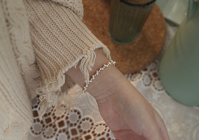 Pulsera Dorada con Bolsita Tejida de Perlas Naturales y Diseño Estelar - Image 3