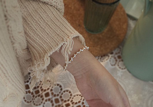 Pulsera Dorada con Bolsita Tejida de Perlas Naturales y Diseño Estelar - Image 3