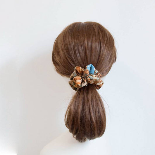 Pañuelo de Seda Estampado Flores de Anacardo Retro Azul con Anillo para el Cabello - Image 3