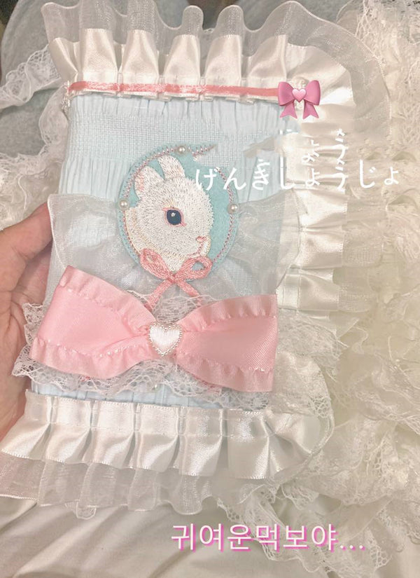 Funda de Libro con Textura Delicada y Bordado de Conejo