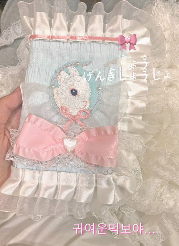 Funda de Libro con Textura Delicada y Bordado de Conejo