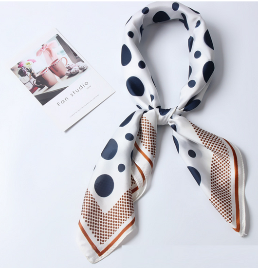 Pañuelo de Seda Cuadrado para Cuello y Cabello con Estampado de Puntos - Image 3