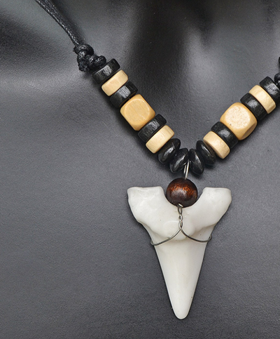 Collar Unisex Diente de Tiburón - Diseño Audaz y Versátil