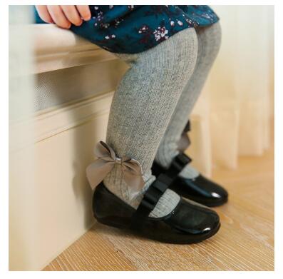Calcetines infantiles con moño elegante - Image 3