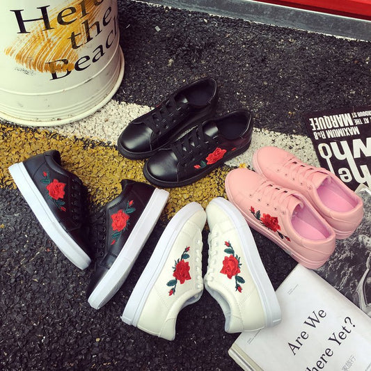 Zapatillas Blancas con Bordado de Rosas para Niña