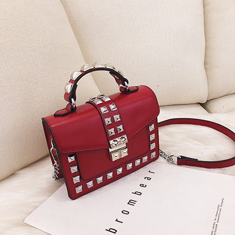 Bolso de Hombro con Cadena y Tachuelas - Image 30