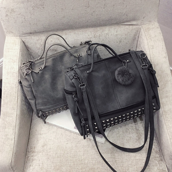 Bolso de Hombro en Cuero Nobuck con Remaches