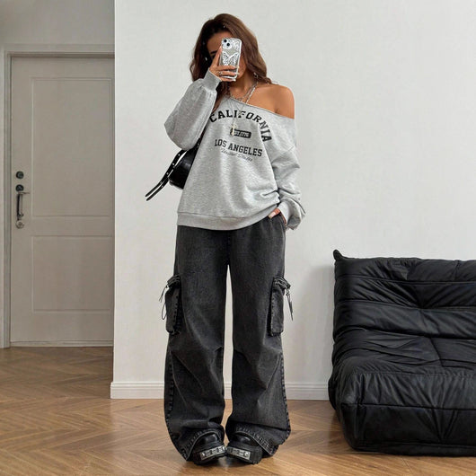 Playera Asimétrica para Mujer con Hombro Inclinado y Estampado de Letras - Image 6