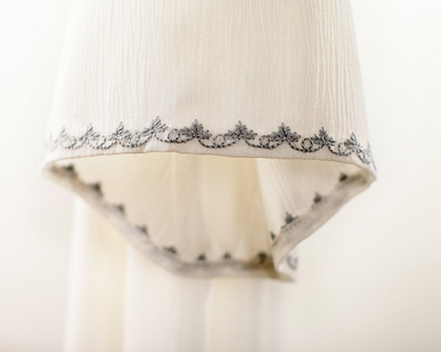 Vestido Largo de Cuello en V con Bordados Artesanales - Image 6