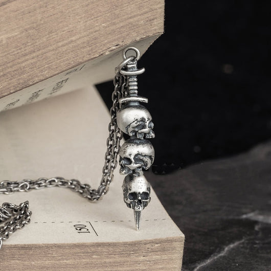 Pendiente Calavera con Diseño Original de Espada - Image 3