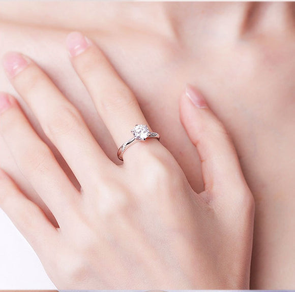 Anillo de Plata 925 con Diamante Moissanita de Seis Garras