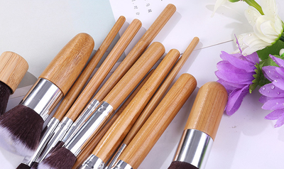 Set de 11 Brochas de Maquillaje con Mangos de Bambú y Bolsa de Lino - Image 4