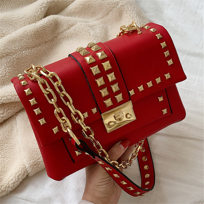 Bolso de Hombro con Cadena y Tachuelas - Image 36