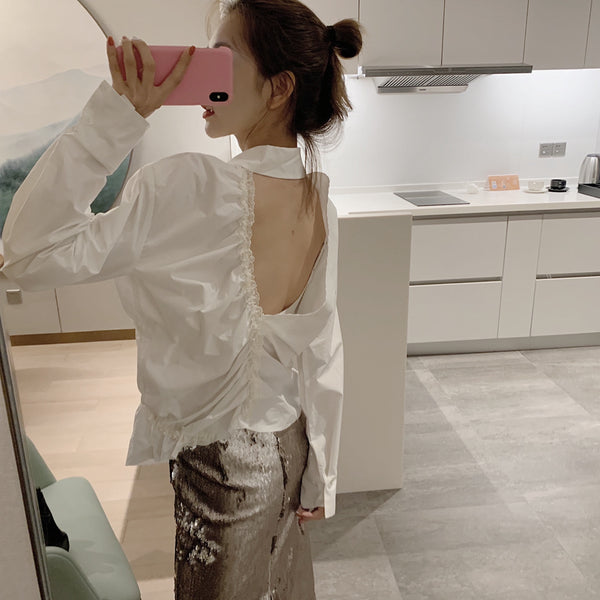 Blusa Blanca con Pliegues y Detalles de Encaje