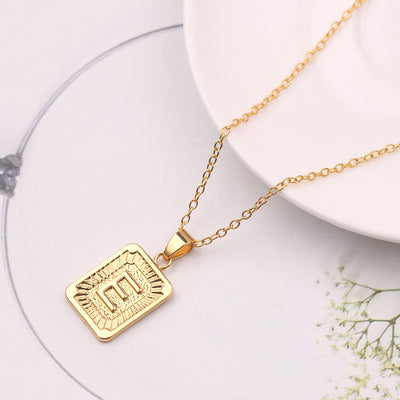 Collar con Dije de Letra del Alfabeto Inglés - Image 9