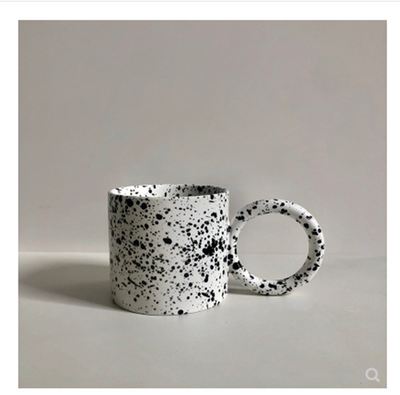 Taza de Cerámica Grande con Diseño de Salpicaduras de Tinta Negra - Image 5
