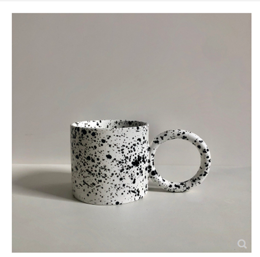 Taza de Cerámica Grande con Diseño de Salpicaduras de Tinta Negra - Image 5