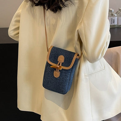 Bolsa Mensajera de Mezclilla Vertical con Botón de Cuerno para Celular Mujer - Image 3