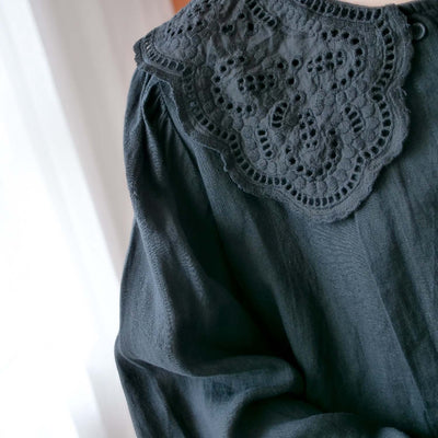 Blusa Elegante con Cuello de Encaje, Doble Botonadura y Mangas Largas - Image 17