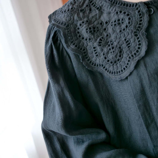 Blusa Elegante con Cuello de Encaje, Doble Botonadura y Mangas Largas - Image 17
