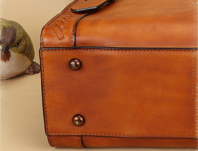 Bolsa Mensajera de Cuero Genuino Hecha a Mano para Mujer - Image 13