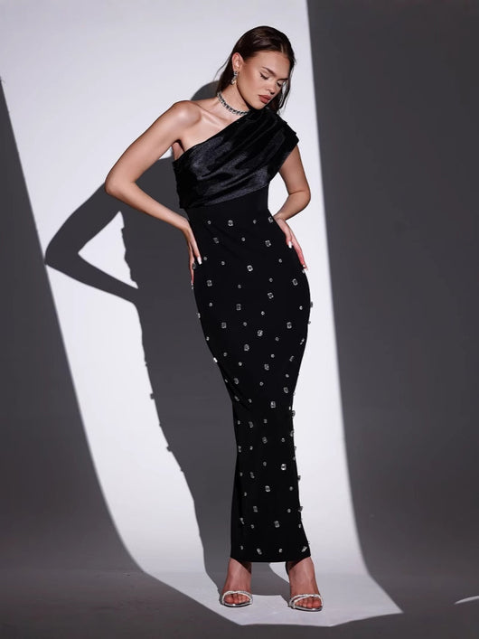 Vestido de Noche Negro con Hombros Descubiertos y Detalles Diamantados - Image 3