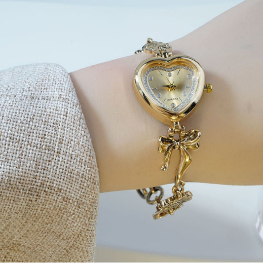 Reloj Pulsera Retro en Forma de Corazón con Diseño de Lazo Dorado y Flores