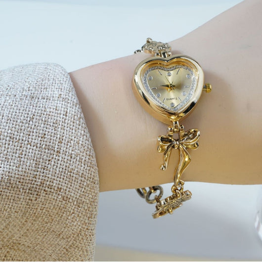 Reloj Pulsera Retro en Forma de Corazón con Diseño de Lazo Dorado y Flores